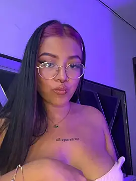 Snapshot of queen_of_you_heart chatting on 03-04-26, 10:05 queen of you heart online show from 03-04-26, 10:05