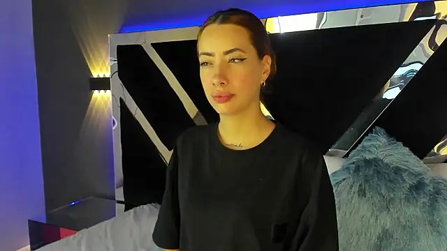 Snapshot of LolaGray__ chatting on 01-18-26, 05:39 LolaGray online show from 01-18-26, 05:39