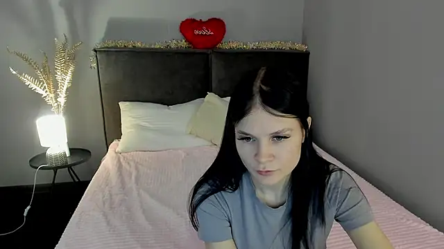 Snapshot of SkinyJoys chatting on 02-14-26, 01:57 SkinyJoys online show from 02-14-26, 01:57