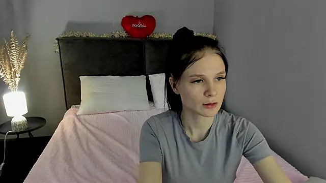 Snapshot of SkinyJoys chatting on 02-15-26, 07:51 SkinyJoys online show from 02-15-26, 07:51