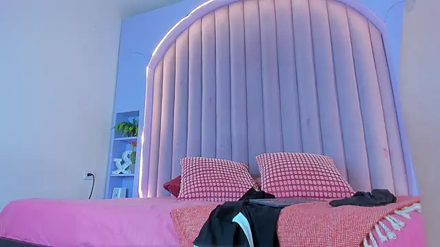 Snapshot of AmberStonne__ chatting on 02-20-26, 02:52 AmberStonne online show from 02-20-26, 02:52