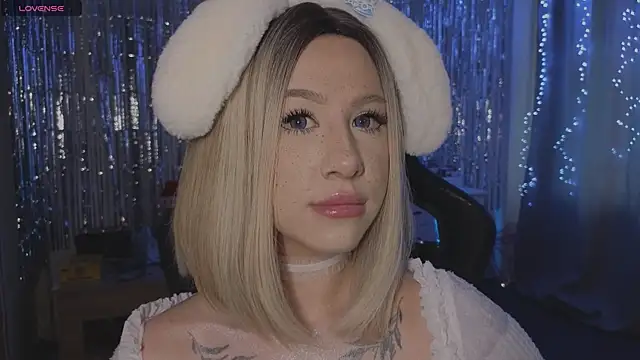 Snapshot of Necucubi02 chatting on 01-10-26, 05:53 Necucubi02 online show from 01-10-26, 05:53