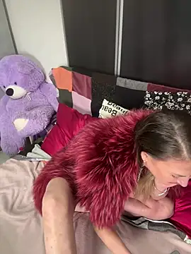 IssabelXO online show from 04-14-26, 05:30