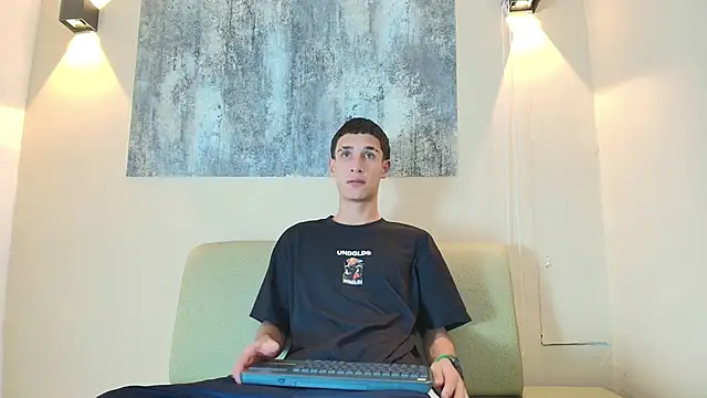 Snapshot of SEBASS_R chatting on 01-09-26, 01:03 SEBASS R online show from 01-09-26, 01:03