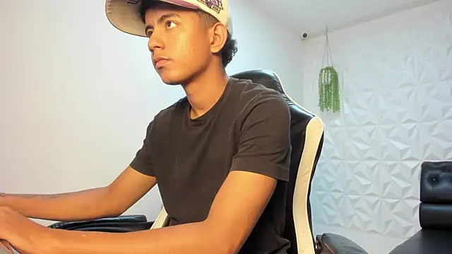 Snapshot of Alluringangel23 chatting on 01-08-26, 01:08 Alluringangel23 online show from 01-08-26, 01:08