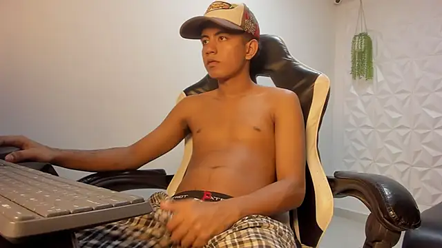 Snapshot of Alluringangel23 chatting on 01-10-26, 12:45 Alluringangel23 online show from 01-10-26, 12:45