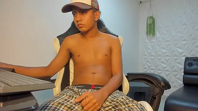 Snapshot of Alluringangel23 chatting on 01-13-26, 01:33 Alluringangel23 online show from 01-13-26, 01:33