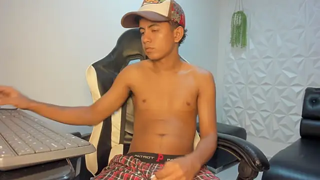 Snapshot of Alluringangel23 chatting on 01-15-26, 01:21 Alluringangel23 online show from 01-15-26, 01:21