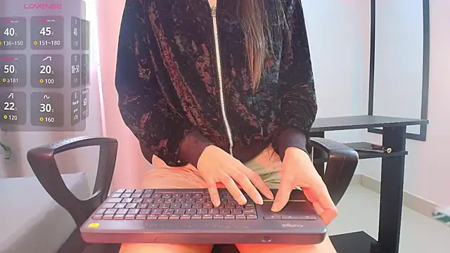 Snapshot of saray_reesee chatting on 01-12-26, 08:14 saray reesee online show from 01-12-26, 08:14