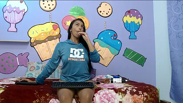 Snapshot of skinnysexzara18 chatting on 03-12-26, 01:23 skinnysexzara18 online show from 03-12-26, 01:23