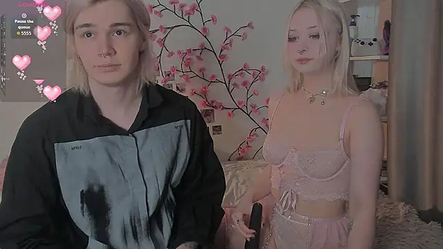 Snapshot of SweetheartsFriends chatting on 03-13-26, 07:15 SweetheartsFriends online show from 03-13-26, 07:15