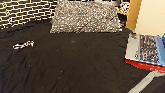 Snapshot of Spatgirl chatting on 02-12-26, 11:22 Spatgirl online show from 02-12-26, 11:22