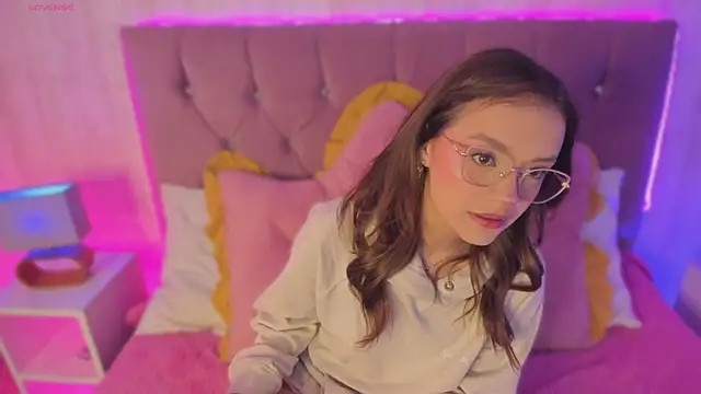 Snapshot of alyy_cut3 chatting on 02-10-26, 01:26 alyy cut3 online show from 02-10-26, 01:26