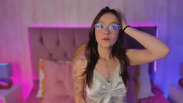 Snapshot of alyy_cut3 chatting on 02-11-26, 02:33 alyy cut3 online show from 02-11-26, 02:33