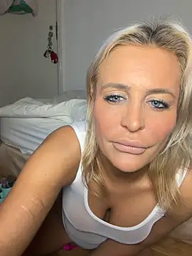 Snapshot of AliceDx chatting on 02-12-26, 10:05 AliceDx online show from 02-12-26, 10:05