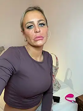 Snapshot of AliceDx chatting on 03-10-26, 11:04 AliceDx online show from 03-10-26, 11:04