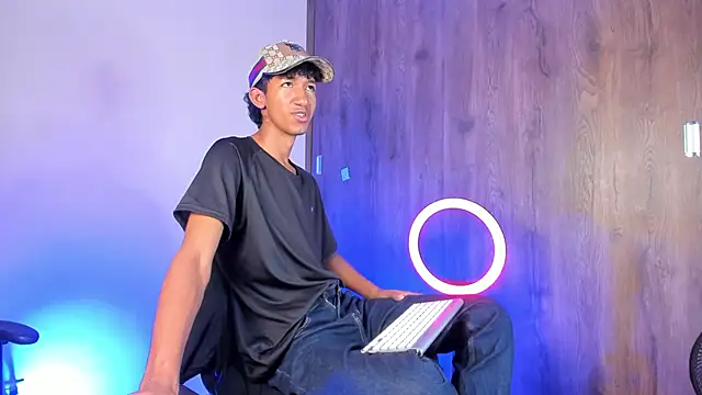 Snapshot of neitan_miller_ chatting on 02-19-26, 01:18 neitan miller online show from 02-19-26, 01:18