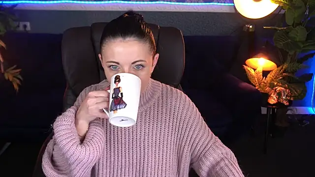 Snapshot of Dafni_Monn chatting on 11-19-25, 06:46 Dafni Monn online show from 11-19-25, 06:46