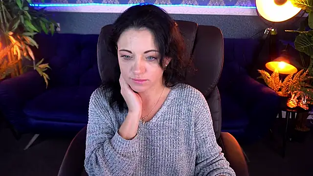 Snapshot of Dafni_Monn chatting on 11-21-25, 06:45 Dafni Monn online show from 11-21-25, 06:45