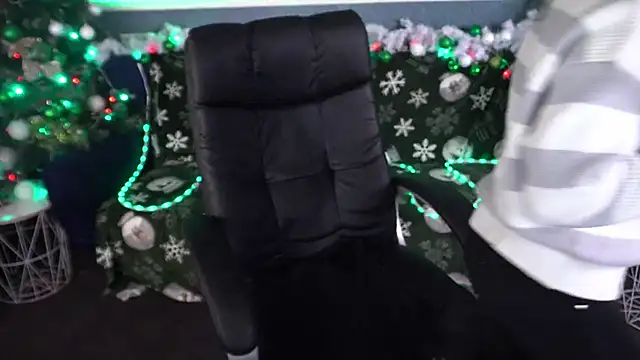 Snapshot of Dafni_Monn chatting on 12-16-25, 06:40 Dafni Monn online show from 12-16-25, 06:40