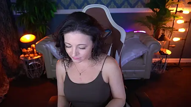 Dafni Monn online show from 06-18-26, 05:51