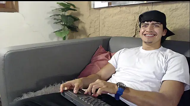 Snapshot of elliot_colton chatting on 02-20-26, 07:36 elliot colton online show from 02-20-26, 07:36