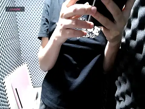 Shiny 68 online show from 04-17-26, 01:36