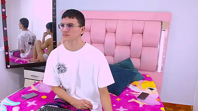 Snapshot of Sophi_and_Jack chatting on 02-18-26, 09:33 Sophi and Jack online show from 02-18-26, 09:33