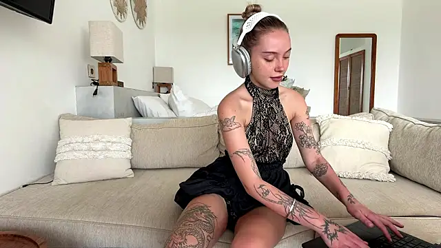 Snapshot of MartinaDeoliveira chatting on 02-21-26, 05:08 MartinaDeoliveira online show from 02-21-26, 05:08