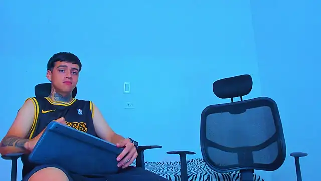 Thomas-Wil online show from 04-22-26, 03:24