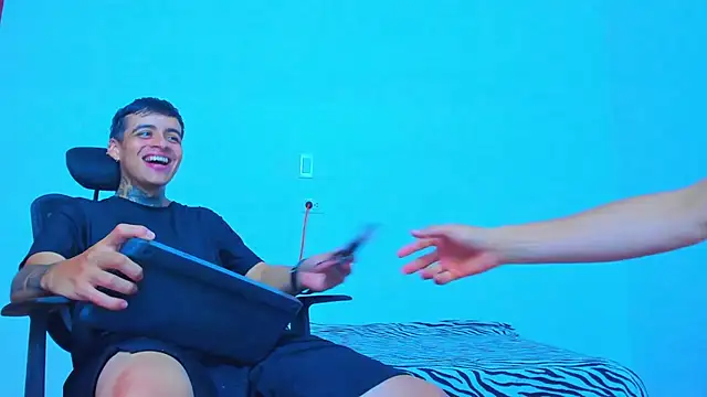 Thomas-Wil online show from 04-26-26, 07:00