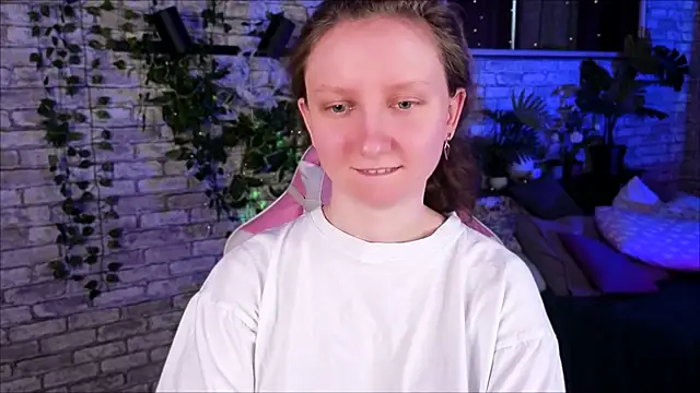 Snapshot of SunshineBlaze chatting on 05-19-26, 01:17 SunshineBlaze online show from 05-19-26, 01:17