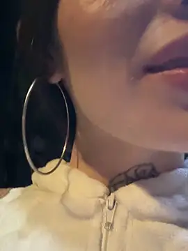 lizz lunna online show from 04-22-26, 03:42