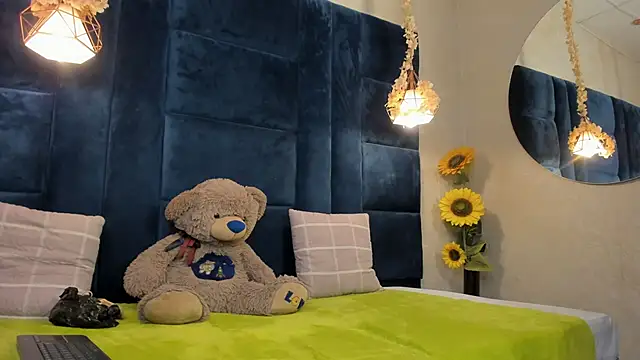 Snapshot of Laura_Miller1 chatting on 04-13-26, 09:31 Laura Miller1 online show from 04-13-26, 09:31