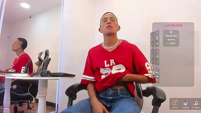 Snapshot of sweet_boygay chatting on 01-10-26, 06:53 sweet boygay online show from 01-10-26, 06:53