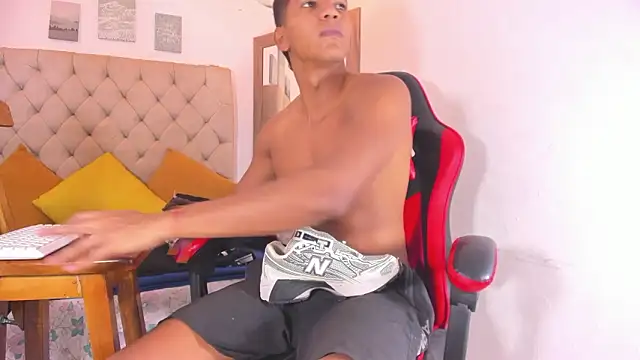 Snapshot of noah_sthone chatting on 03-15-26, 04:18 noah sthone online show from 03-15-26, 04:18