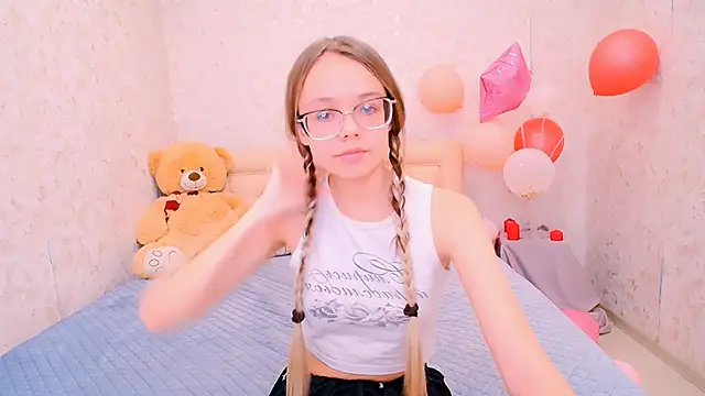 Snapshot of LolliStrawberry chatting on 02-25-26, 07:40 LolliStrawberry online show from 02-25-26, 07:40