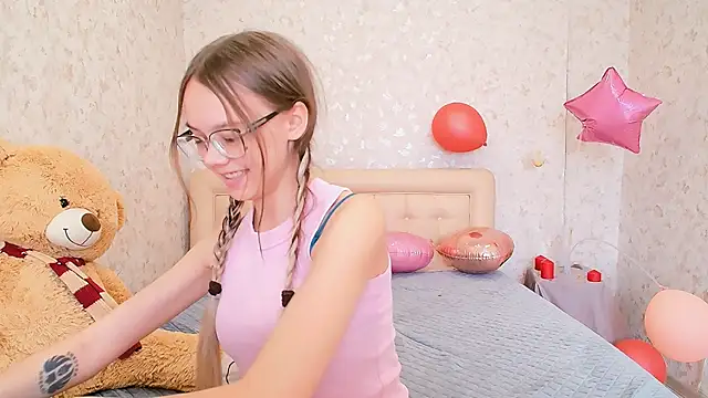 Snapshot of LolliStrawberry chatting on 03-13-26, 07:04 LolliStrawberry online show from 03-13-26, 07:04