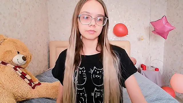 Snapshot of LolliStrawberry chatting on 03-14-26, 02:17 LolliStrawberry online show from 03-14-26, 02:17