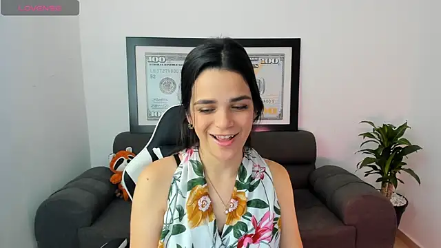 Snapshot of LucianaMoreau chatting on 01-18-26, 09:29 LucianaMoreau online show from 01-18-26, 09:29