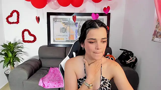 Snapshot of LucianaMoreau chatting on 02-20-26, 09:04 LucianaMoreau online show from 02-20-26, 09:04