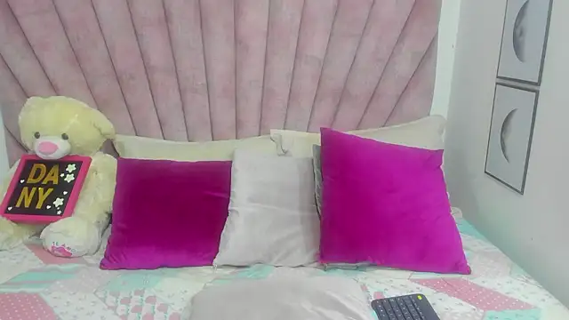 Snapshot of danibellucii_ chatting on 03-12-26, 03:01 danibellucii online show from 03-12-26, 03:01