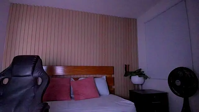 Snapshot of emma_hiltonn_ chatting on 03-12-26, 02:50 emma hiltonn online show from 03-12-26, 02:50