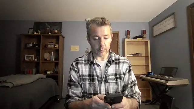 Snapshot of chrisw8140 chatting on 03-10-26, 04:17 chrisw8140 online show from 03-10-26, 04:17