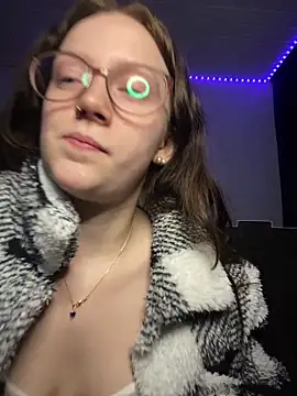 Snapshot of YoungLisaa18 chatting on 02-19-26, 07:43 YoungLisaa18 online show from 02-19-26, 07:43