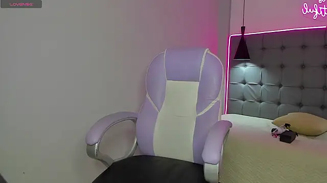 Snapshot of scarletcherry18 chatting on 02-06-26, 03:33 scarletcherry18 online show from 02-06-26, 03:33