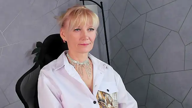 Julie Lucas online show from 04-30-26, 01:01