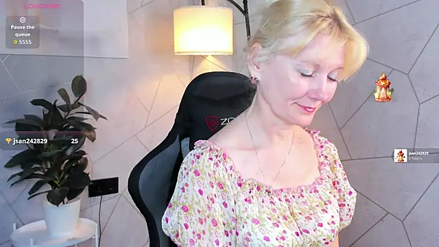 Snapshot of Julie_Lucas chatting on 06-02-26, 12:23 Julie Lucas online show from 06-02-26, 12:23
