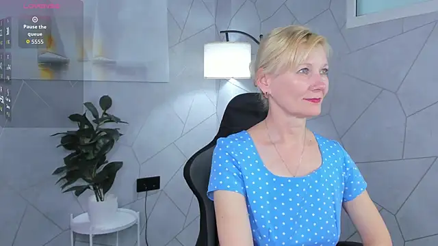 Snapshot of Julie_Lucas chatting on 06-03-26, 12:24 Julie Lucas online show from 06-03-26, 12:24
