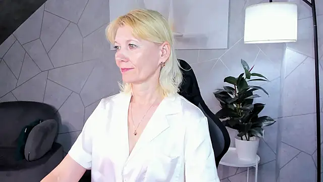 Snapshot of Julie_Lucas chatting on 06-04-26, 12:05 Julie Lucas online show from 06-04-26, 12:05